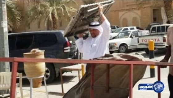 وافدون يفرون من سياراتهم في حملة أمام جامع الراجحي