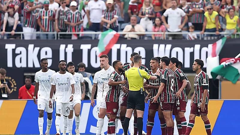 حكام أوروبيون: حكم مواجهة الهلال أخطأ بإلغاء ركلة الجزاء