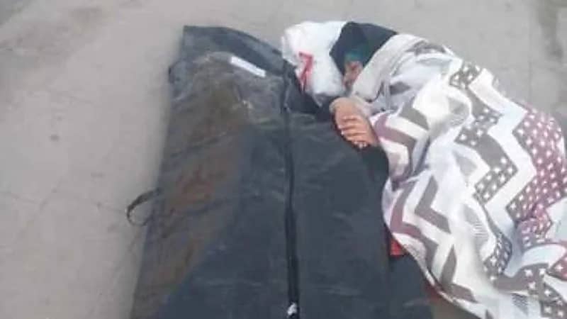 مشهد يفطر القلوب لأم سورية تنام إلى جانب جثة ابنها