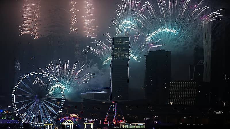 شاهد.. الألعاب النارية تزين سماء الرياض مع دخول العام الجديد