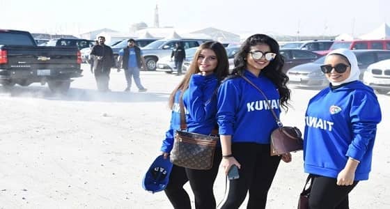 بالصور.. حضور نسائي لافت في " استاد جابر " لتشجيع " الأزرق "