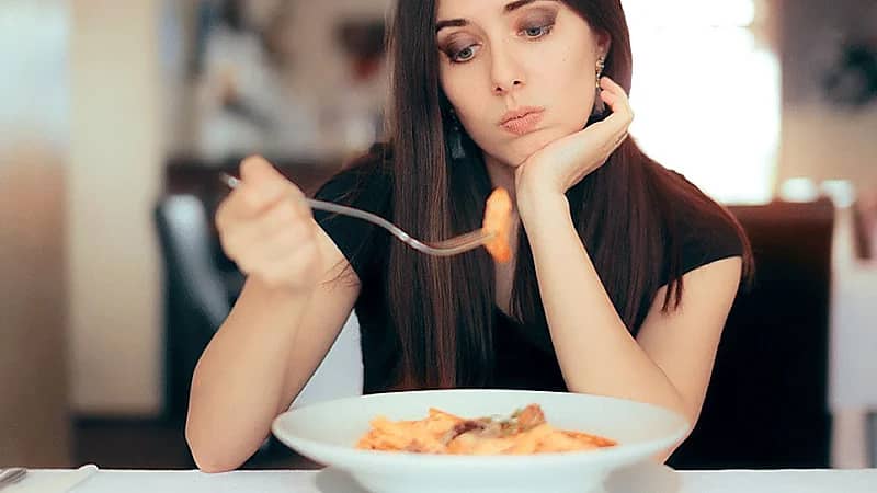 استشاري يوضح الفرق بين نوعي فقدان الشهية العصبي والاكتئاب..فيديو