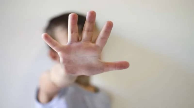 رجل يتحرش جنسيًا بطفل قاصر