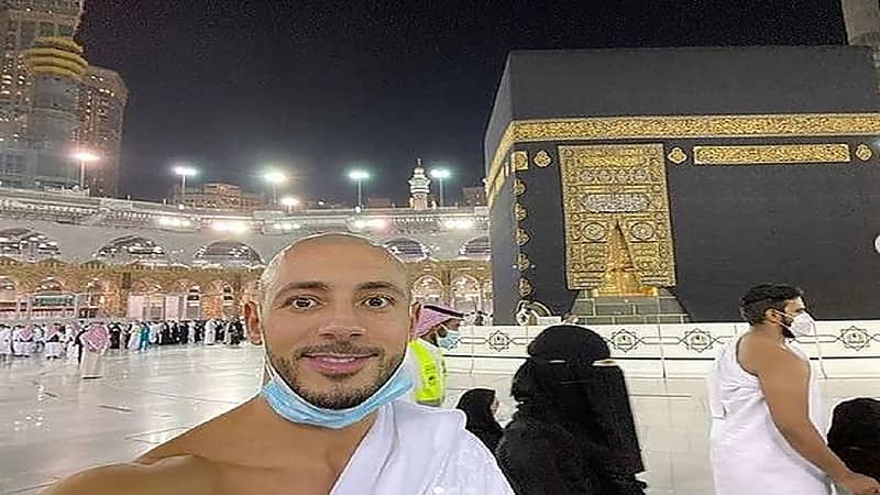 شاهد.. "نور الدين امرابط" يؤدي مناسك العمرة