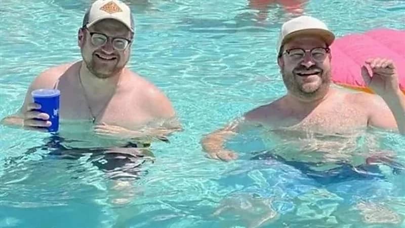 رجل يعثر على شبيه له في حمام السباحة