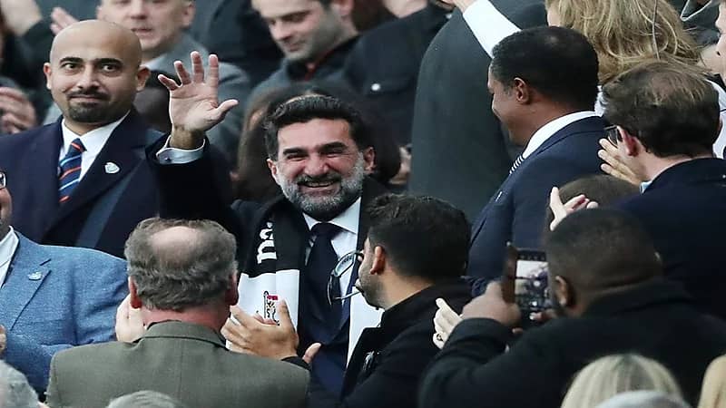 شاهد.. جماهير نيوكاسل تحي ياسر الرميان في أول مباراة بعد الاستحواذ