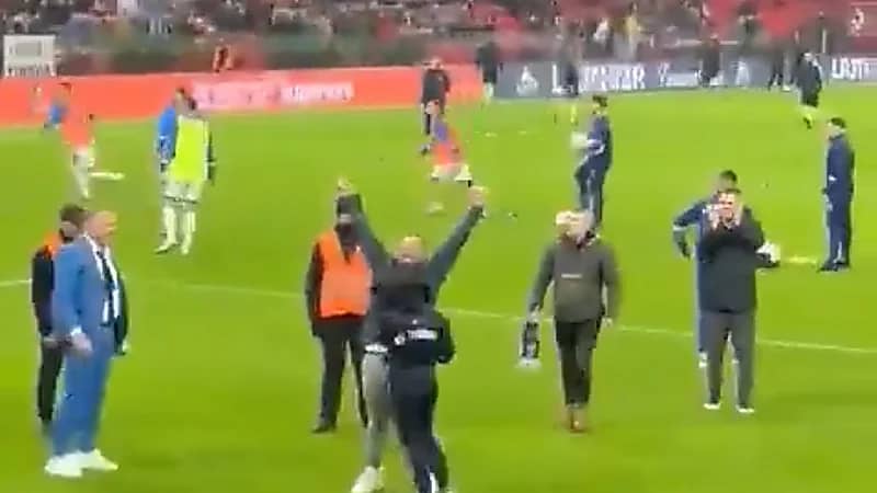 بالفيديو.. رجل يطلب الزواج من حبيبته بطريقة غريبة