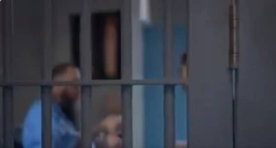 بالفيديو.. أب يروي قصة عقوق أبناءه.. اتهموه بقتل والدتهم وأخوهم