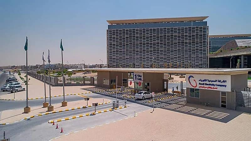 السعودية للكهرباء تعيد الخدمة الكهربائية لمعظم المتأثرين بالحالة المطرية في بحرة