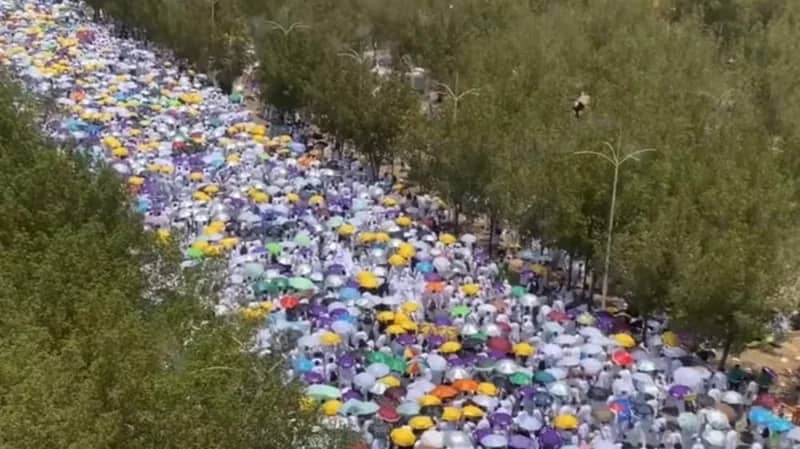 بالفيديو.. مشهد مهيب للحجاج في مشعر عرفات