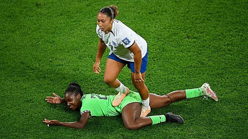 لورين جيمس تحصل على الكارت الأحمر بعد دهسها منافستها عمدا .. فيديو