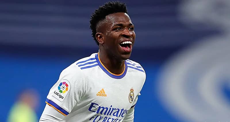 ريال مدريد يستغل لاعبه للسخرية من عطل واتساب