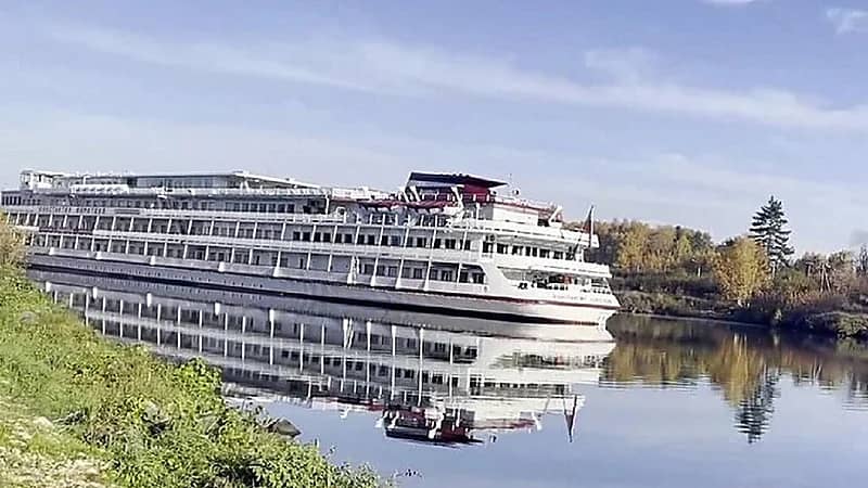 جنوح سفينة في قناة موسكو على غرار "إيفير غيفن"