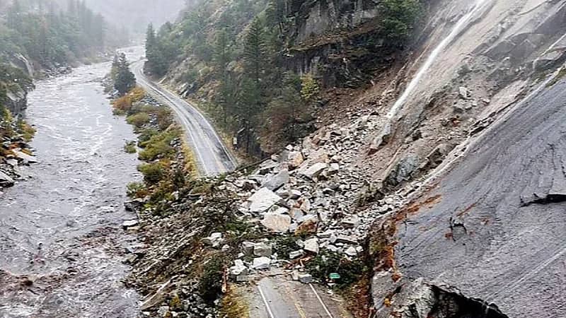 عاصفة قوية تدمر السيارات والأشجار والممتلكات العامة