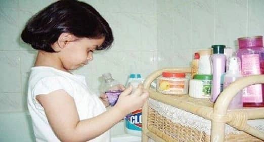 أب يلجأ للقضاء بعد تعرض ابنته لحروق شديدة بسبب المنظفات المنزلية