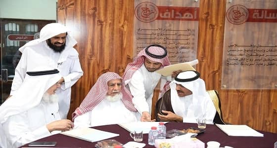 " العم الحصين " لديه 45 حفيدا ويقضي حياته بالعمل التطوعي