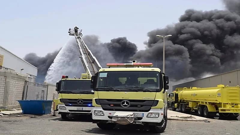 بالصور.. اندلاع حريق في مستودع مواد كيميائية بجدة