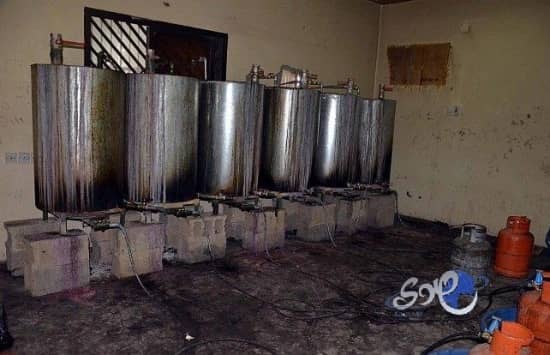 بالصور..القبض على عمالة تدير مصنع للخمور ببريدة