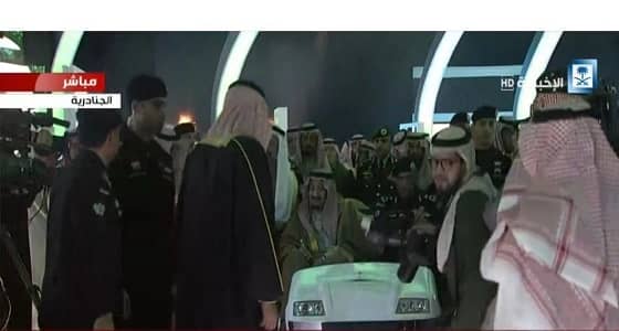 خادم الحرمين الشريفين يفتتح جناح أرامكو بمهرجان التراث والثقافة