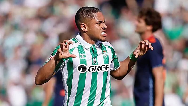 لاعب برشلونة السابق ينقذ فريقه من الخسارة .. فيديو