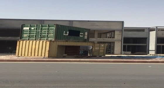 بالصور.. إزالة غرف متنقلة وضعت على الرصيف بحي النخيل