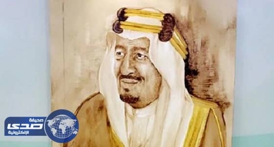 تشكيلية تبدع في رسم "بورتريه" لخادم الحرمين تخطف بها الأنظار بسوق عكاظ