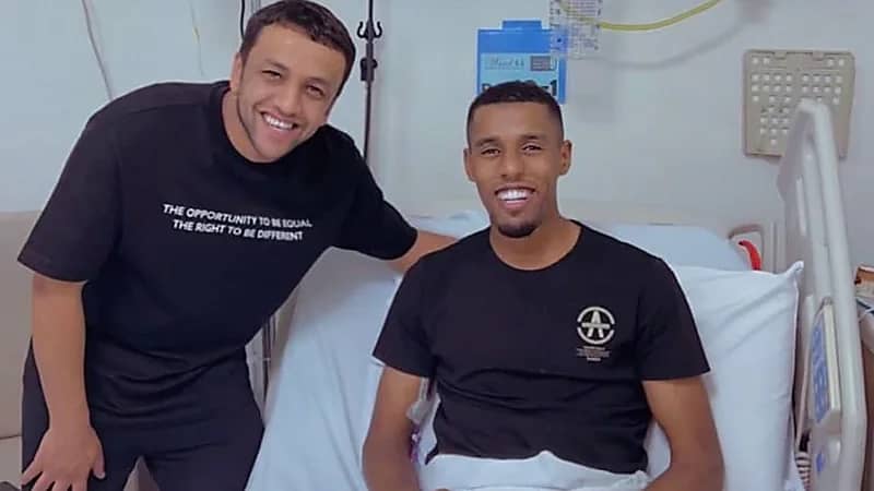 الشلهوب يزور حسين شيعان في المستشفى .. صورة