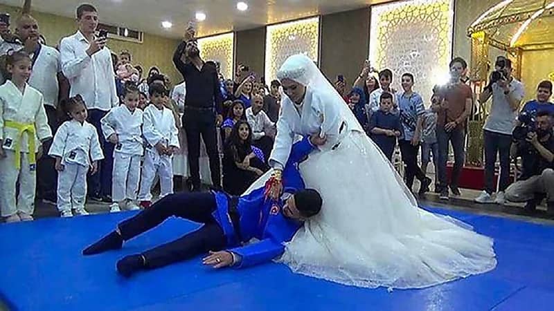 شاهد.. عروسان يبدأن زفافهما بمبارزة جودو