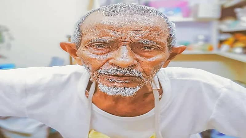 بالصور.. قصة "العم سالم" أقدم بائع شاي في جازان