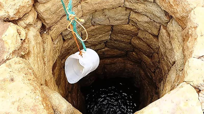 وفاة أب وابنه داخل بئر أثناء تنظيفها