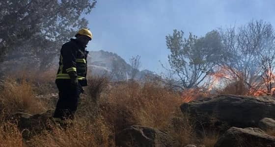 بالصور.. القوات المدنية تواصل السيطرة علي حريق جبل الحمراء بالطائف