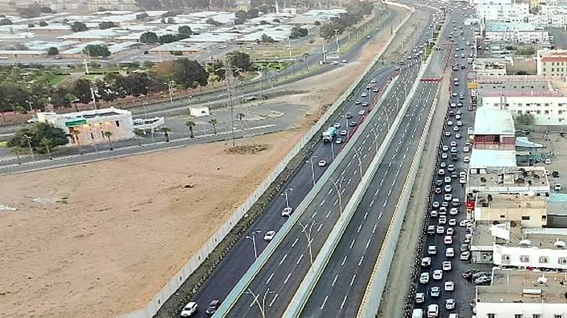 نقل الحركة المرورية للمسارات العلوية لجسر طريق الملك خالد بأحد رفيدة