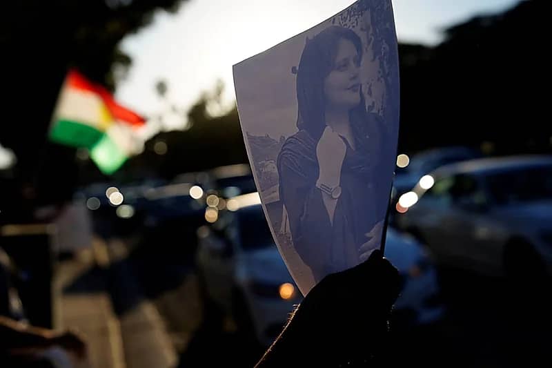 إيرانيات يخلعن الحجاب ويهتفن "الموت للديكتاتور"