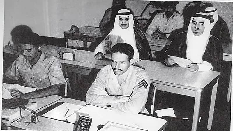 صورة نادرة للملك فهد في مدرسة الدفاع الجوي بجدة