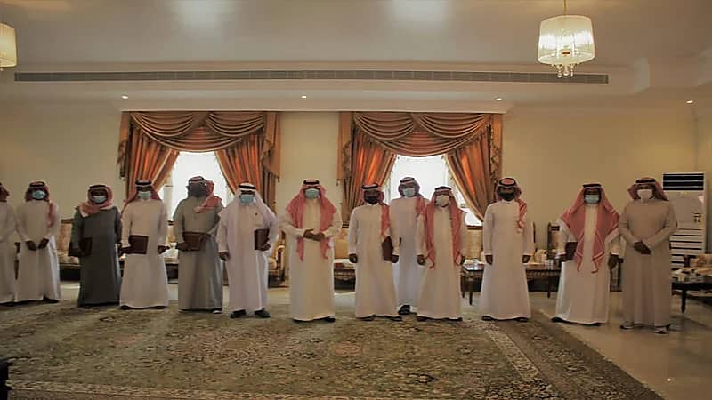 محافظ أملج يكرم مواطنين ساهموا في انقاذ الدلافين في شاطئ الشبعان