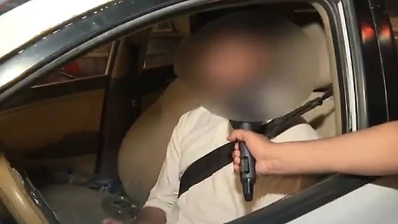 عامل أجنبي يتخفى بحساب مواطن سعودي للعمل في تطبيقات التوصيل (فيديو)