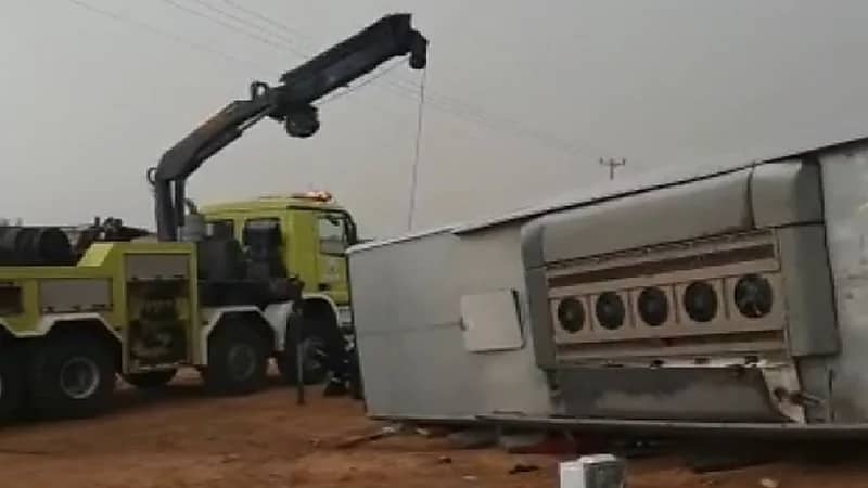 بالصور.. مقتل شخصين وإصابة 21 في حادث بالطائف