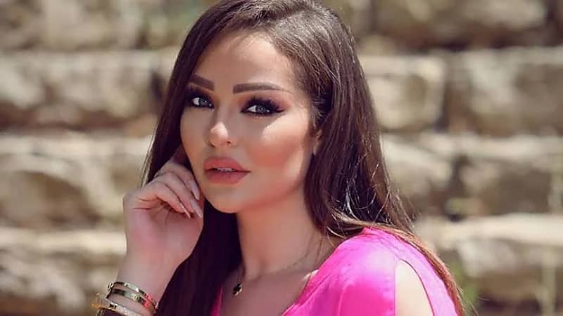 كرزون تحسم الجدل بشأن خطوبتها مجدداً