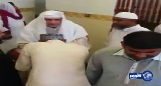 الشؤون الإسلامية تستدعي إمام مقطع "التبرّك".. والأخير يبرر تآسيا بـ"الأسلاف"