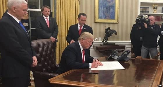 بالفيديو.. قائد دباب تصدمه سيارة أثناء ممارسة التطعيس