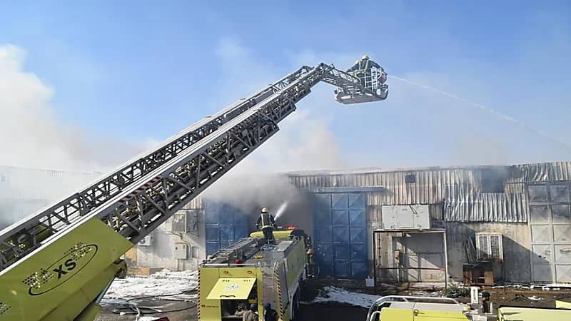 بالصور.. اندلاع حريق في مستودع بالرياض