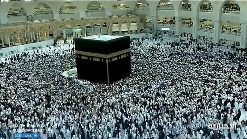 بالفيديو.. حشود غفيرة من المعتمرين في صحن الطواف وسط جو روحاني رائع