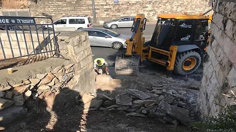 بالفيديو.. انسحاب سائق جرافة فلسطيني من عمله رفضا لجرف مقبرة بالقدس