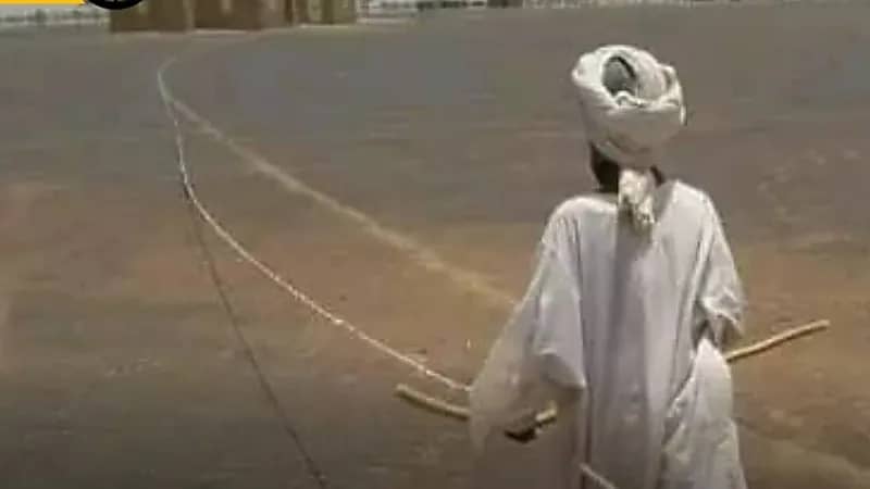 "صورة".. رجل ضرير يبتكر طريقة للوصول إلى الجامع دون مساعدة أحد