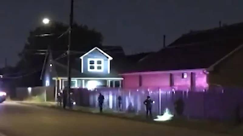 مقتل طفل بطلق ناري على يد جاره بسبب قرع الجرس.. فيديو