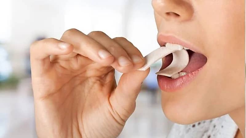 أبرز فوائد وأضرار مضغ العلكة