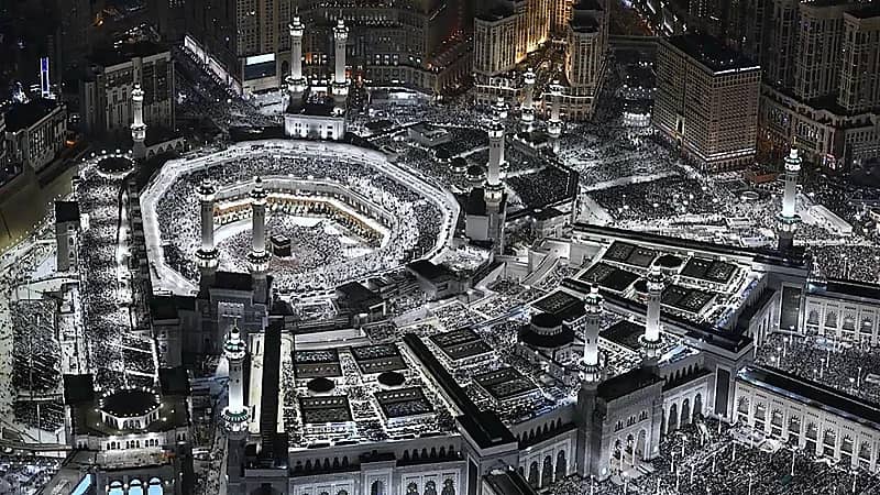 تقرير يكشف عن قيمة فاتورة الكهرباء الشهرية للحرم المكي .. فيديو