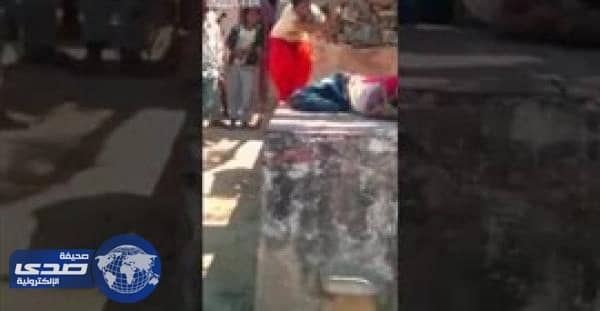 بالفيديو..علقة ساخنة لزوج بالشارع بعد اكتشاف زوجته خيانته لها