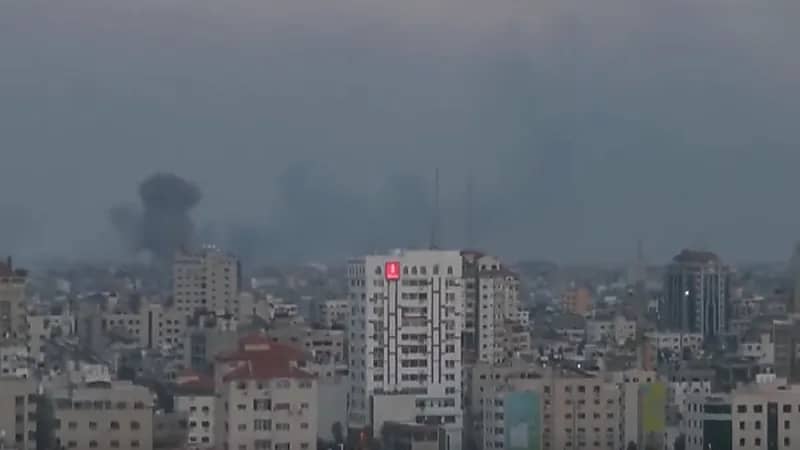 لحظة انهيار برج فلسطين في غزة بالكامل جراء قصف الاحتلال..فيديو