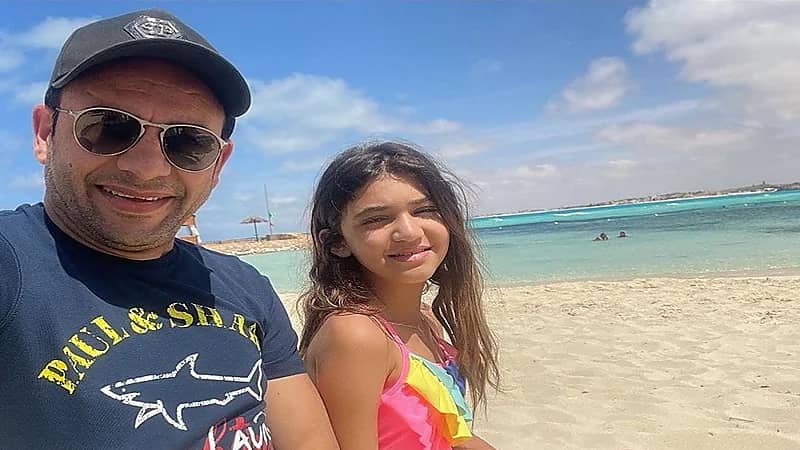 "لهاية أطفال" هدية ابنة مصطفى قمر بمناسبة عيد ميلاده